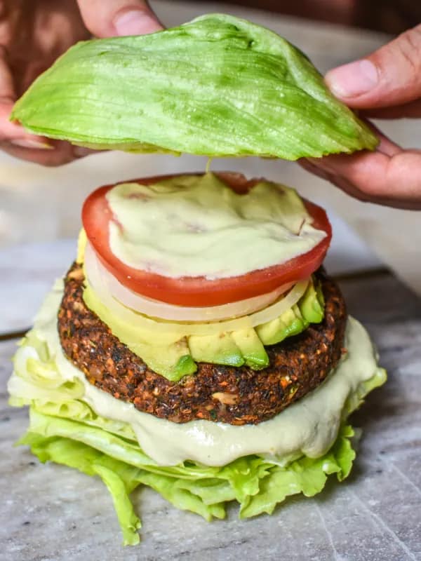 veganer burger mit Salat
