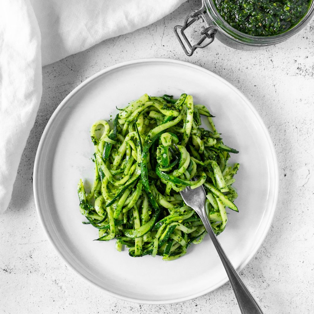 Bärlauch-Zucchini-Nudel-Salat: Frisch, roh und vegan